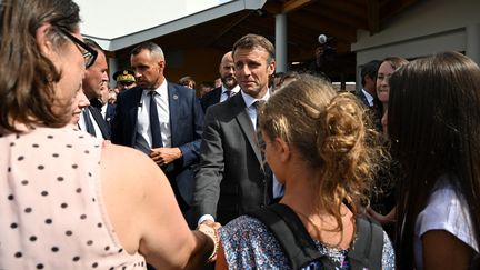 Le président de la République échange avec le personnel et les élèves du collège Daniel-Argote à Orthez (Pyrénées-Atlantiques), le 5 septembre 2023. (CAROLINE BLUMBERG / POOL / AFP)