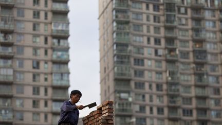 Un ouvrier monte un mur sur un chantier &agrave; Shanghai (Chine), le 16 octobre 2012. (ALY SONG / REUTERS )