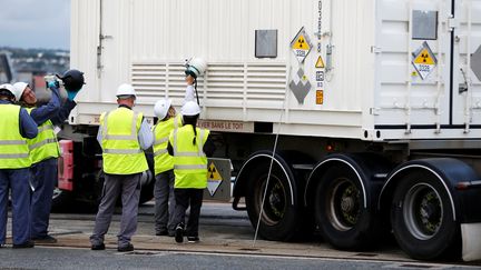 Contrôle d'un chargement de déchets nucléaires dans le port de&nbsp;Cherbourg-Octeville (Manche), le 14 septembre 2018. (CHARLY TRIBALLEAU / AFP)