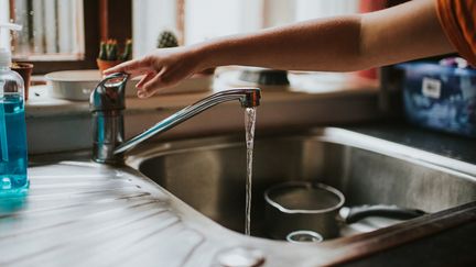 Ne pas laisser couler l'eau,&nbsp;fermer le robinet lorsqu'on se lave les mains ou lorsqu'on se brosse les dents, équiper la chasse d'eau d'un mode économique, installer des récupérateurs d'eau de pluie et s'interroger sur la nécessité d'avoir une piscine... (Illustration) (CATHERINE FALLS COMMERCIAL / MOMENT RF / GETTY IMAGES)