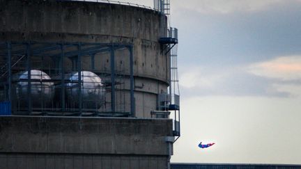 Un&nbsp;"drone déguisé en Superman" et piloté par des militants de Greenpeace a survolé la centrale nucléaire&nbsp;du Bugey (Ain), à 25 kilomètres de Lyon, le 3 juillet 2018.&nbsp; (GREENPEACE)