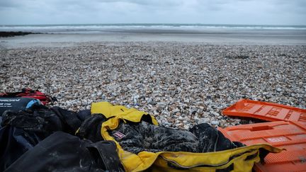 26 novembre 2021, Wimereux, près de Calais.&nbsp;Des manteaux, des sacs de couchage et d'autres objets personnels&nbsp;sur la plage de Wimereux, alors que le 24 novembre, une trentaine de migrants sont morts lors d'une tentative de traversée de la Manche vers l'Angleterre.&nbsp; (VALERIA MONGELLI / HANS LUCAS VIA AFP)