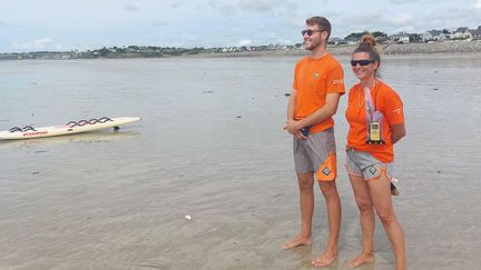 Robin et Joséphine surveillent la plage de Kairon (JULES BRELAZ / RADIO FRANCE)