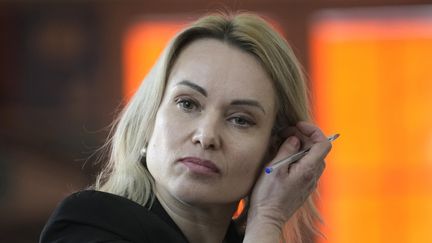 La journaliste russe Marina Ovsiannikova lors d'une conférence de presse à Paris, le 10 février 2023. (CHRISTOPHE ENA / AP)