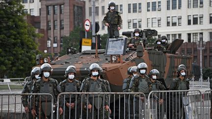 Des soldats brésiliens lors d'une manifestation contre le racisme, au cours de laquelle des slogans anti-Bolsonaro ont été scandés. Rio de Janeiro le 7 juin 2020 (CARL DE SOUZA / AFP)