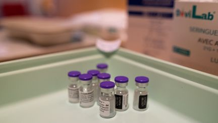 Des fioles du vaccin contre le Covid-19 de Pfizer-BioNTech, à Dinan (Côtes-d'Armor), le 30 avril 2021. (MARTIN BERTRAND / HANS LUCAS / AFP)