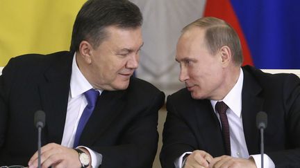 L'ex-pr&eacute;sident ukrainien Viktor Ianoukovitch (&agrave; gauche) et le pr&eacute;sident russe Vladimir Poutine, le 17 d&eacute;cembre 2013 &agrave; Moscou (Russie). (SERGEI KARPUKHIN / REUTERS)