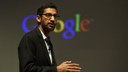 Sundar Pichai fait une pr&eacute;sentation au congr&egrave;s de Barcelone sur l'univers des t&eacute;l&eacute;phones mobiles le 2 mars 2015. (LLUIS GENE / AFP)