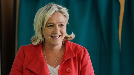 La pr&eacute;sidente du Front national Marine Le Pen vote pour les &eacute;lections europ&eacute;ennes &agrave; H&eacute;nin-Beaumont (Nord), le 25 mai 2014. (DENIS CHARLET / AFP)