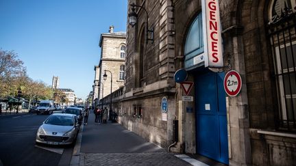 L'entrée des urgences de l'hopital Cochin, à Paris, le 4 novembre 2020. (MARTIN BUREAU / AFP)