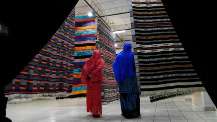 Au musée Boubou Hama, se trouvent des tentures murales, des couvertures tissées, des vêtements anciens et des objets ayant trait au coton mais aussi à la décoration des maisons et à l’univers féminin. (ISSOUF SANOGO / AFP)