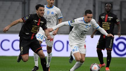 Clément Grenier face à Florian Thauvin (NICOLAS TUCAT / AFP)