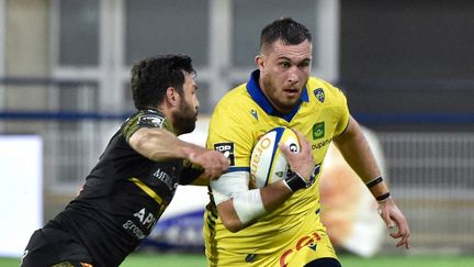 Le Clermontois Paul Jedrasiak face à la Rochelle en Top 14, le 5 juin 2021. (THIERRY ZOCCOLAN / AFP)