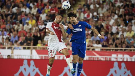 L'attaquant monégasque Kevin Volland en plein duel aérien avec le défenseur du PSV Eindhoven&nbsp;Andre Ramalho à l'occasion du 3e tour préliminaire de Ligue des champions, le 2 août 2022, au stade Louis-II. (VALERY HACHE / AFP)