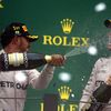 Lewis Hamilton asperge de champagne son coéquipier chez Mercedes Nico Rosberg, le 13 novembre 2016 à Sao Paulo (Brésil). (PAULO WHITAKER / REUTERS)