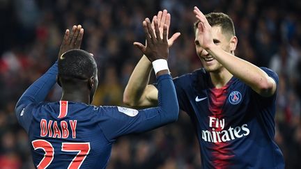 Moussa Diaby, dans tous les bons coups ce soir, offre un caviar à Thomas Meunier sur le but du 4-1. (ANNE-CHRISTINE POUJOULAT / AFP)