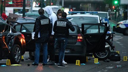 Des policiers viennent constater les dégâts après&nbsp;que deux&nbsp;agents à moto ont été percutés par une voiture pendant une opération de contrôle routier lundi 27 avril à Colombes (Hauts-de-Seine).&nbsp; (FRANCK FIFE / AFP)