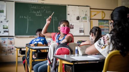 Des élèves d'une école de Montataire&nbsp;(Oise) pendant le dispositif "Vacances apprenantes",&nbsp;le 21 août 2020. (NICHOLAS ORCHARD / HANS LUCAS / AFP)