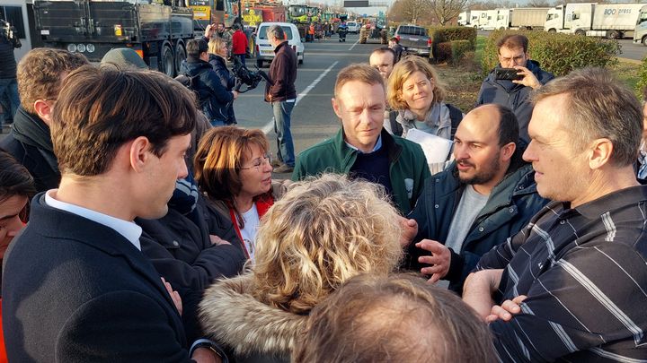 Les députés Alexis Izard et Marie Guévenoux rencontrent des agriculteurs, le 29 janvier 2024, sur l'A6, au niveau de Villabé (Essonne). (FABIEN MAGNENOU / FRANCEINFO)