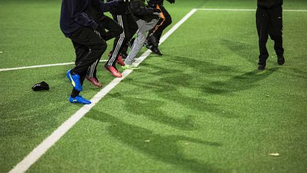 Des enfants s'entraînent avec leur club de football en octobre 2023. (JONATHAN NACKSTRAND / AFP)