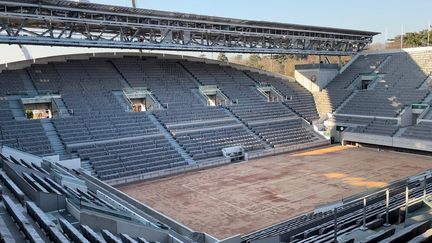 Le court Suzanne Lenglen en plein travaux, à Roland Garros, dans la perspective des Jeux de Paris 2024. (FABRICE RIGOBERT / FRANCEINFO)