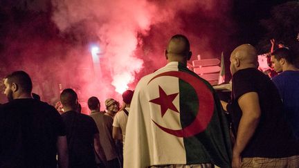 Des supporters de l'&eacute;quipe d'Alg&eacute;rie f&ecirc;tent la victoire 4-2 face &agrave; la Cor&eacute;e du Sud, le 22 juin 2014 &agrave; Lyon (Rh&ocirc;ne). (CITIZENSIDE / NICOLAS LIPONNE / AFP)