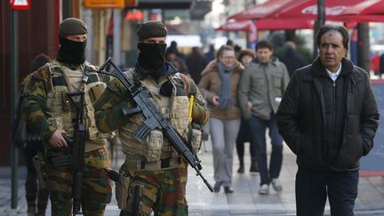 Des soldats belges patrouillent dans les rues de Bruxelles (Belgique), le 23 novembre 2015. (YVES HERMAN / REUTERS)