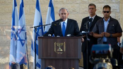 Le Premier ministre isra&eacute;lien, Benyamin N&eacute;tanyahou, a fait un discours, mardi 1er juillet 2014, lors de l'enterrement des trois adolescents isra&eacute;liens enlev&eacute;s et tu&eacute;s.&nbsp; (GILI YAARI / NURPHOTO / AFP)