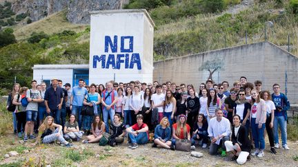 Un groupe de jeunes visiteurs de Addio Pizzo Travel sur les lieux de l'attentat du juge Falcone, à Capaci (Sicile). (MATHILDE IMBERTY / RADIOFRANCE)