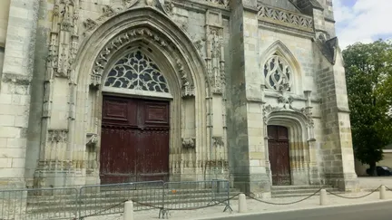 La basilique de Cléry Saint André, près d'Orléans, dont Olivier de Scitivaux était le recteur jusqu'en 2018. (ANNE OGER / RADIO FRANCE)