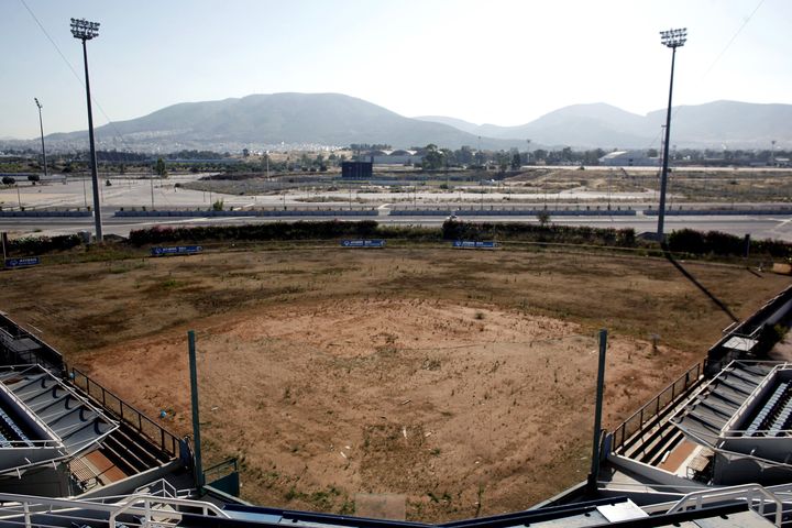 Le stade olympique de softball&nbsp;laissé à l'abandon à Athènes, le 11 juin 2012. (ANGELOS TZORTZINIS / AFP)