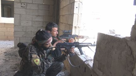 Dans Raqqa en ruines, des soldats des Forces démocratiques syriennes guettent les snippers de Daesh. (GILLES GALLINARO / RADIO FRANCE)