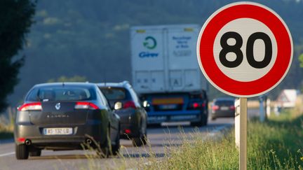 Des panneaux de signalisation limitant la vitesse à 80 km/h à Hyet (Haute-Saône), le 1 juillet 2015.&nbsp; (SEBASTIEN BOZON / AFP)