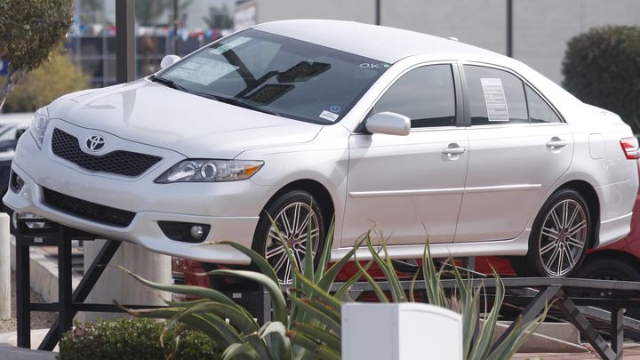 Une toyota Camry &agrave; l'entr&eacute;e d'un concessionnaire &agrave; Phoenix (Arizona,&nbsp;Etats-Unis), le 1er f&eacute;vrier 2010. (JOSHUA LOTT / REUTERS)