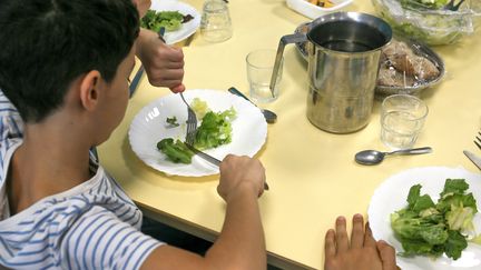 Un menu végétarien proposé chaque&nbsp;jour dans les cantines de Valence (Drôme) en 2019. (NICOLAS GUYONNET / HANS LUCAS)