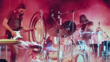 Pink Floyd (de gauche à droite David Gilmour, Nick Mason, Roger Waters et Rick Wright) sur scène en juin 1973 à Columbia (Maryland, Etats-Unis). (SMITH COLLECTION/GADO / ARCHIVE PHOTOS)