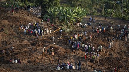 Des habitants de la région creusent dans la boue, à la recherche de survivants et de corps, sur les lieux d'un glissement de terrain survenu à Gofa (Ethiopie), le 24 juillet 2024. (MICHELE SPATARI / AFP)