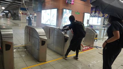 Des manifestants dans un station de métro de Hong Kong (Chine), le 4 octobre 2019. (EYEPRESS NEWS / AFP)