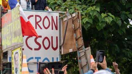 Une manifestation contre le pass sanitaire à Metz (Moselle), le 7 août 2021, où une pancarte antisémite (absente de cette image) a été brandie. (NICOLAS BILLIAUX / HANS LUCAS / AFP)