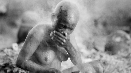 Il se définit comme un photographe voyageur. Son reportage «Les ébouillantés» date de 1989. Il traite des soins alternatifs apportés aux malades mentaux dans les sociétés africaines, fortement imprégnées du poids des croyances traditionnelles. Pour la plupart des populations, ces maladies sont dues à la possession des individus par des démons appelés djinns. Un livre vient d’être édité par l'association Gâtine images. (Jean-Luc Gelin )