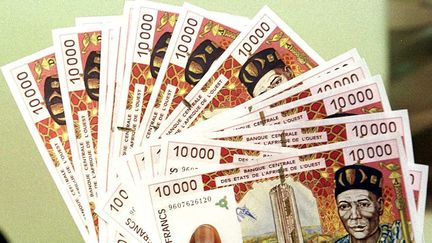Billets de 10.000 francs CFA. Une monnaie commune à 14 pays africains, anciennement colonisés par la France. (ISSOUF SANOGO / AFP)