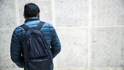 Un visiteur au mémorial de la Shoah à Paris, le 7 décembre 2017. (ETIENNE LAURENT / EPA)