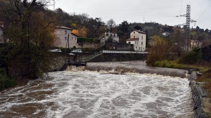 Le Gier, cours d'eau du département de la Loire, en crue dans la commune de Rive-de-Gier, le 22 novembre 2016. (MAXPPP)