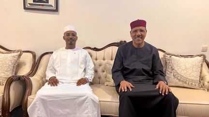 La dernière photo publiée du président du Niger, Mohamed Bazoum. Elle date de sa rencontre avec le président du Tchad qui lui a rendu une visite éclair le 31 juillet 2023. Mahamat Idriss Deby a publié la photo sur son compte X. (CAPTURE D'ECRAN)