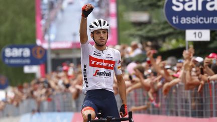 L'Italien Giulio Ciccone savoure sa victoire sur la 15e étape du Giro à Cogne, le 22 mai 2022. (LUCA BETTINI / AFP)