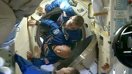 Les astonautes russe Mikhail Kornienko et am&eacute;ricain Scott Kelly dans la station saptiale internationale, le 28 mars 2015.&nbsp; (NASA TV / AFP)