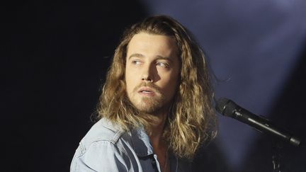 Le chanteur Julien Doré au Zénith de Paris le 10 février 2017, lors de la cérémonie des 32e Victoires de la Musique. (THOMAS SAMSON / AFP)