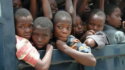 Des enfants esclaves r&eacute;cup&eacute;r&eacute;s par la police, en septembre 2003 au Nigeria. ( AFP )