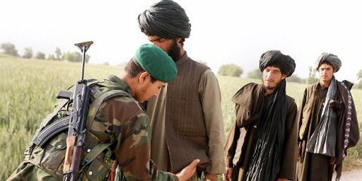 Soldat de l'Armée nationale afghane à un poste de contrôle dans la province de Kandahar (sud de l'Afghanistan) le 28 avril 2006. (AFP - John D Mchugh)