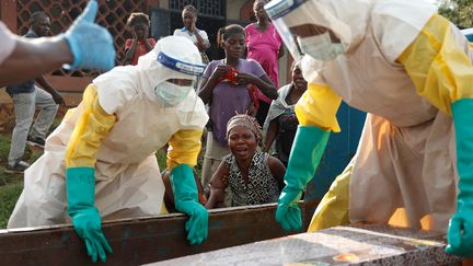 Une mère congolaise pleure son enfant emporté par Ebola le 17 décembre 2018 à Beni dans la province du Nord Kivu. (GORAN TOMASEVIC)